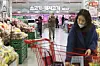 Customers shop for items at a supermarket in Seoul on April 13. [YONHAP]