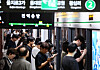 Commuters wait for a train at City Hall Station on Seoul Subway Line No. 2 on July 4. [NEWS1]