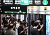 Commuters wait for a train at City Hall Station on Seoul Subway Line No. 2 on July 4. [NEWS1]