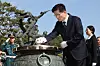 People Power Party presidential candidate Kim Moon-soo offers incense at the Memorial Tower at Seoul National Cemetery in Dongjak District, southern Seoul, on the morning of May 4. [NEWS1]