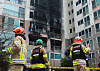 Firefighters at the scene where a fire broke out at an apartment complex in Dobong District, Seoul, on Monday. [YONHAP]