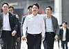 Reform Party presidential candidate Lee Jun-seok, center, visits Yonsei University in western Seoul on May 12. His presidential campaign kicked off on the same day. [YONHAP]
