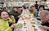 Older citizens eat samgyetang (chicken ginseng soup) at a senior welfare center in Songpa District, southern Seoul, on May 8. [YONHAP]