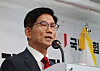 Former Labor Minister Kim Moon-soo announces his bid to run in the leadership election of the main opposition People Power Party at its headquarters in Seoul on July 20, 2025. [YONHAP]