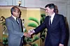 Dutch Prime Minister Rund Lubbers, right, greets Korea’s then-Prime Minister Lho Shin-yong during the first visit by a Dutch prime minister to Korea, from April 12 to 16 in 1985. [KOREA TV]