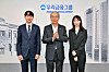 Woori Financial Group chairman Yim Jong-ryong, center, poses for the camera with employees of Tongyang Life Insurance and ABL Life Insurance. [WOORI FINANCIAL GROUP]