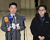 Kang Hoon-sik, left, the presidential chief of staff who also serves as a special envoy for strategic cooperation, speaks ahead of his departure for Canada at Incheon International Airport on Jan. 26, along with Industry Minister Kim Jung-kwan. [YONHAP]