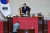 People Power Party leader Jang Dong-hyeok, bottom, bows to National Assembly Speaker Woo Won-shik after ending his filibuster at the National Assembly in western Seoul on Dec. 23, 2025. [YONHAP]