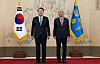 Ambassador to Indonesia Lee Sang-deok, left, poses for a photo with President Yoon Suk Yeol during a ceremony to receive his consular credentials at the presidential office in Yongsan District, central Seoul, on Dec. 26, 2022. [PRESIDENTIAL OFFICE]