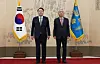 Ambassador to Indonesia Lee Sang-deok, left, poses for a photo with President Yoon Suk Yeol during a ceremony to receive his consular credentials at the presidential office in Yongsan District, central Seoul, on Dec. 26, 2022. [PRESIDENTIAL OFFICE]