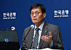 Bank of Korea Gov. Rhee Chang-yong speaks at a press conference held after the Monetary Policy Board decided to hold the rate steady at 2.5 percent on Nov. 27. [BANK OF KOREA]