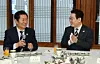 President Lee Jae Myung, right, chats with attendees during a luncheon meeting with leaders of the ruling and opposition parties at Sangchunjae in the presidential office on Jan. 16. [JOINT PRESS CORPS]