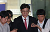 Rep. Kweon Seong-dong of the People Power Party leaves the Seoul Central District Court in Seocho District, southern Seoul, on Sept. 16 after attending a pretrial detention hearing on allegations of receiving illegal political funds from the Unification Church. [NEWS1]