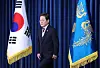 President Lee Jae-myung enters the briefing room at the presidential office in Yongsan District, central Seoul, on June 4 to announce his first appointments, including the nominee for prime minister and presidential chief of staff. [JOINT PRESS CORPS]