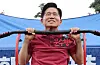 People Power Party presidential candidate Kim Moon-soo does a pull-up during a campaign visit to a university festival in Gyeongsan, North Gyeongsang, on May 28. [JOONGANG ILBO]