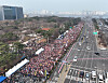 Participants at a rally opposed to the government's plan to expand the country's medical school admissions quota by 2,000 spots next year crowd a street near Yeouido Park in western Seoul on Sunday afternoon. [YONHAP]