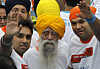 Centenarian marathon runner Fauja Singh, center, smiles after finishing a 10-kilometer race, held as part of the annual Hong Kong Marathon, in Hong Kong on Feb. 24, 2013. [AP/YONHAP]
