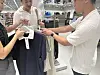 Jeremy selects which pieces he wants to try on. [WOO JI-WON]
