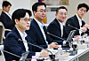 Industry Minister Kim Jung-kwan chairs a meeting with petrochemical companies in Yeosu, South Jeolla, at the Korea Industrial Complex Corporation’s South Jeolla headquarters on Nov. 26. [YONHAP]