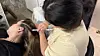 A scalp specialist cleanses an overseas customer’s scalp using a scaling device at Moclock, on Jan. 14. [WOO JI-WON]