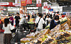 Individuals shop at Homeplus. [YONHAP]