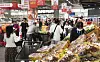 Individuals shop at Homeplus. [YONHAP]