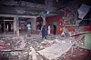Local residents and members of the media examine a building damaged by a suspected Indian missile attack near Muzaffarabad, the capital of Pakistan controlled Kashmir on May 7. [AP/YONHAP]