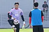 Goalkeeper Kim Seung-gyu, left, trains with the Korean national team on Jan. 12 at Al-Egla training site in Doha, Qatar ahead of a group stage match against Bahrain. [NEWS1]