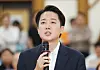 Reform Party Rep. Lee Jun-seok speaks to press in Yeouido, western Seoul, shortly after the 21st presidential election ended on June 3. [YONHAP]