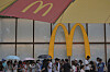 People line up to enter a McDonald's in Beijing on Aug. 20 as McDonald's resumes the sale of milkshakes that were discontinued in China in 2014. [AP/YONHAP]