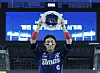 Son Ah-seop of the NC Dinos poses with a trophy after breaking the KBO's career hits record at Jamsil Baseball Stadium in southern Seoul on June 20. [YONHAP]