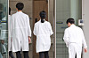 Medical staff enter a hospital building in Seoul on July 14, the day representatives of resident doctors met with lawmakers in Yeouido, western Seoul. [NEWS1]