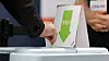 A voter casts their ballot at an early voting station in Gangnam District, southern Seoul, on May 29. [NEWS1]