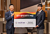 Chen Si, president and representative director of Mohegan Inspire Entertainment Resort, left and Joseph Chang, co-CEO of Kakao Entertainment. [KAKAO ENTERTAINMENT]
