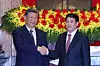 Vietnamese President Luong Cuong, right, shakes hands with Chinese President Xi Jinping at the Presidential Palace in Hanoi on April 15. [AFP/YONHAP]