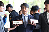 Korean American pastor Choi Jae-young responds to questions from reporters as he arrives for questioning at the Seoul Central District Prosecutors' Office in Seocho District, southern Seoul, on Monday morning. [YONHAP]