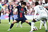 Paris Saint-Germain midfielder Lee Kang-in, left, vies for the ball during the Ligue 1 match against Le Havre at Parc des Princes Stadium in Paris on April 19. [AFP/YONHAP]