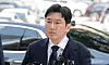 HYBE Chairman Bang Si-hyuk appears at the Financial Crimes Investigation Division of the Seoul Metropolitan Police Agency in western Seoul on Sept. 15. [YONHAP]