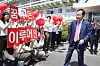 Now former Daegu Mayor Hong Joon-pyo departs city hall after his resignation ceremony on April 11. City government officials and employees bid farewell to Hong who is running for presidency. [NEWS1]