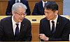 Woori Financial Group Chairman Yim Jong-yong, left, and Financial Supervisory Service Gov. Lee Bok-hyun converse during a signing ceremony for the training of independent directors in central Seoul on Feb. 13. [YONHAP]