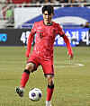 Feyenoord midfielder Hwang In-beom looks to pass during a Group B match between Korea and Jordan in the third round of the Asian World Cup qualification at Suwon World Cup Stadium in Suwon, Gyeonggi, on March 25. [YONHAP]