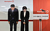 Homeplus co-CEOs Joh Ju-yeon, right, and Kim Gwang-il apologize for the supermarket chain's shortcomings at a press conference at Homeplus's headquarters in Gangseo District, western Seoul, on March 14. [YONHAP]