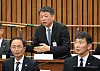 MBK Vice Chairman Kim Kwang-il answers questions from lawmakers at a questioning regarding the Homeplus scandal at the National Assembly in Yeouido, western Seoul, on March 18. [LIM HYUN-DONG]