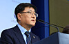 Climate Minister Kim Sung-hwan speaks during a press briefing about the Presidential Commission on Carbon Neutrality and Green Growth's vote for the plans for the 2035 greenhouse gas reduction target between 53 percent and 61 percent compared to 2018 levels in the government complex in central Seoul on Nov. 10. [YONHAP]