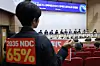 People from the public and private sectors oppose the government's 2035 greenhouse gas reduction targets of 53 to 61 percent compared to 2018 levels during a public hearing held in Yeouido, western Seoul, on Nov. 6. [YONHAP]