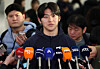 Korean infielder Kim Do-yeong speaks to reporters at Incheon International Airport, west of Seoul, on Jan. 9, before departing for Saipan for a national team training camp ahead of the World Baseball Classic. [YONHAP]