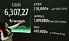 A screen in Hana Bank's trading room in central Seoul shows the Kospi closing at a record-high 6,307.27, up 223.41 points, or 3.67 percent, on Feb. 26. [NEWS1]