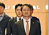 Minister of Trade, Industry and Energy Ahn Duk-geun departs from Terminal 1 of Incheon International Airport on May 6 to finalize a deal for a new nuclear power plant project in Dukovany, the Czech Republic. [NEWS1]