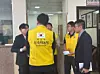 Rapid Response Team officials from Korea's Ministry of Foreign Affairs dispatched to the Jordanian border checkpoint help Korean nationals evacuate on June 19. [YONHAP]