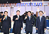 Prime Minister Kim Min-seok, second from right, and Korea Chamber of Commerce and Industry Chairman Chey Tae-won, third from right, toast during the welcome dinner, the first official event of the APEC CEO Summit, held at Hwarang Village in Gyeongju on Oct. 28. [YONHAP]